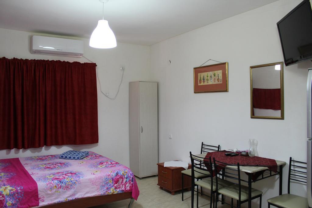 Nadia Hosting Dead Sea Neve Zohar Exterior foto